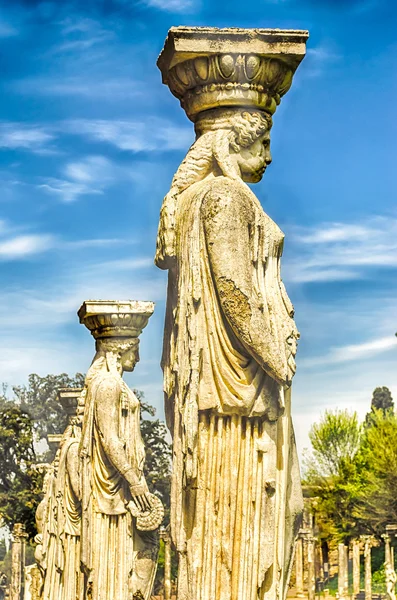 Αγάλματα του τις Καρυάτιδες στο Villa Adriana (βίλα του Αδριανού), Ti — Φωτογραφία Αρχείου