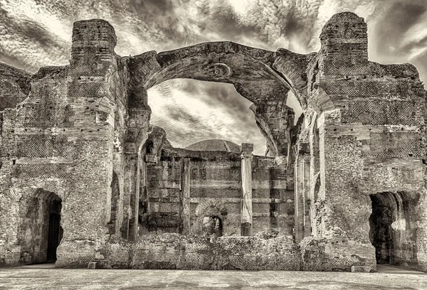 Ruiny velké vany v Villa Adriana (Hadriánova Vila), Tiv — Stock fotografie