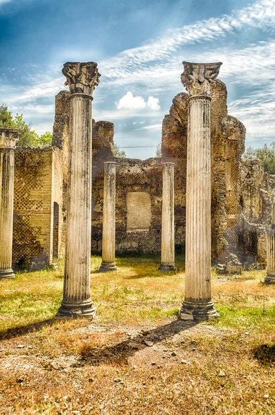 Ruinen korinthischer Säulen in der Villa Adriana (Hadrians Villa)), — Stockfoto