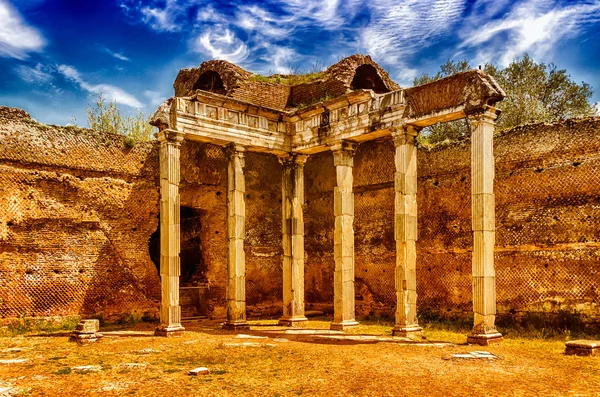 Ruinerna av korintiska kolonner på Villa Adriana (Hadrianus Villa), — Stockfoto