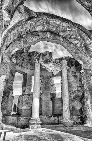 Руїни всередині великі ванни в Villa Adriana (Вілла Адріана), — стокове фото