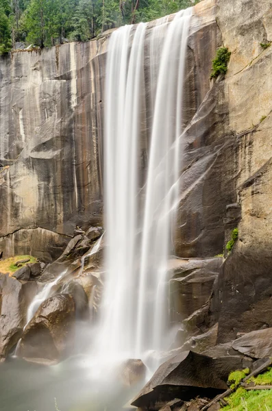 Lunga esposizione del fiume Merced sulla caduta della Vernal a Yosemite N — Foto Stock