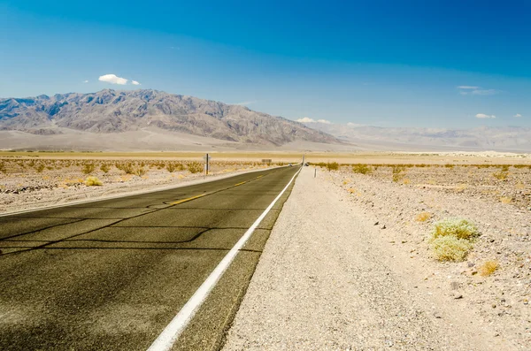 Горячая пустынная дорога в Национальном парке Долины Смерти, Калифорния — стоковое фото