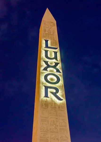 Het teken van de Obelisk in Luxor Hotel and Casino in Las Vegas bij nacht — Stockfoto