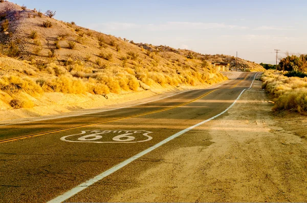 Historische Route 66 mit Pflasterschild in Kalifornien — Stockfoto