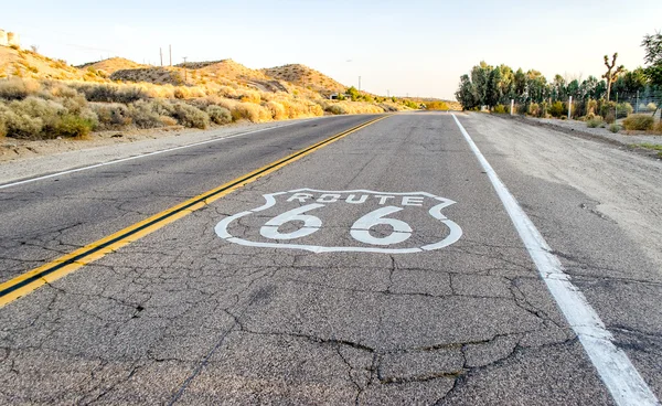 Historische Route 66 mit Pflasterschild in Kalifornien — Stockfoto