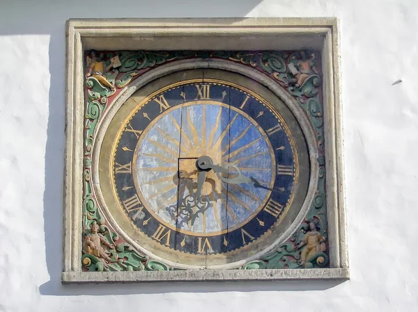 Horloge de l'église du Saint-Esprit à Tallinn — Photo