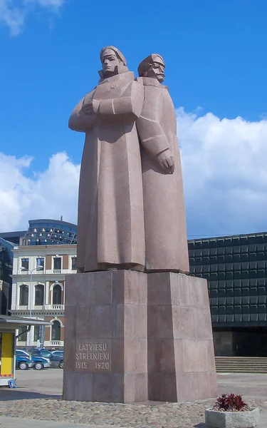 Sovjet-tijdperk monument voor de Letse schutters in riga, Letland. — Stockfoto