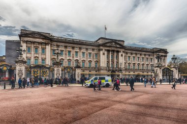 LONDON - 11 Nisan 2022: Buckingham Sarayı cepheli manzara, Londra Birleşik Krallık hükümdarının kraliyet konutu