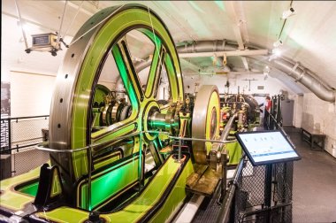 LONDON - 13 Nisan 2022: Tower Bridge 'in orijinal buhar motoru, İngiltere, Londra' da tarihi eser. Köprü 30 Haziran 1894 'te açıldı.