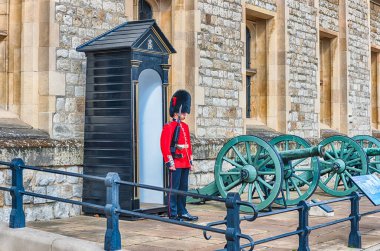13 Nisan 2022: Tipik kırmızı ceketli ve ayı postu şapkalı İngiliz muhafızları Londra Kulesi 'ndeki ikonik Kraliyet Sarayı ve İngiltere' deki Kale 'de nöbet tutuyorlar.