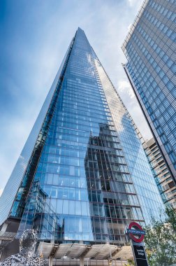 Londra, İngiltere 'deki Çömlek, ikonik gökdelen 15 Nisan 2022. İtalyan mimar Renzo Piano tarafından tasarlanmış ve 2013 yılında tamamlanmıştır.