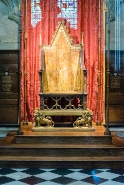 16 Nisan 2022 'de Westminster Abbey, Londra, İngiltere' de taç giyme töreni koltuğu açıldı. 700 yıldan fazladır taç giyme törenlerinin en önemli parçasıydı.