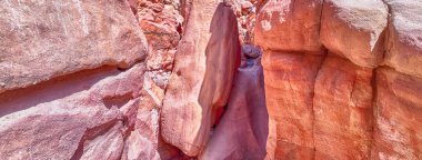Dahab, Güney Sina, Mısır yakınlarındaki çölde bir kanyon manzarası