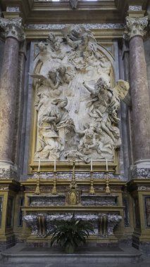 TURIN, İtalya - 12 Kasım 2024: Beyaz mermer dini heykel, İtalya 'nın Torino şehrinde büyük bir dönüm noktası olan Bazilika di Superga' nın sunağını süslüyor.