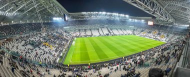 TURIN, İtalya - 9 Kasım 2024: Serie A maçında Allianz Stadyumu 'nun panoramik görüntüsü, canlı yeşil alan ve coşkulu kalabalığın yer aldığı Juventus ve Torino arasında oynanan maç