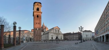 TURIN, İTALYA - 11 Kasım 2024: Torino Katedrali, gün batımında Piazza San Giovanni, Torino, İtalya 'da parlayan çan kulesi