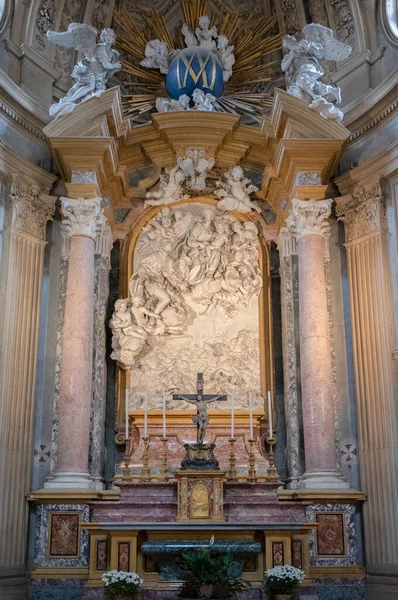 TURIN, İtalya - 12 Kasım 2024: Beyaz mermer dini heykel, İtalya 'nın Torino şehrinde büyük bir dönüm noktası olan Bazilika di Superga' nın sunağını süslüyor.