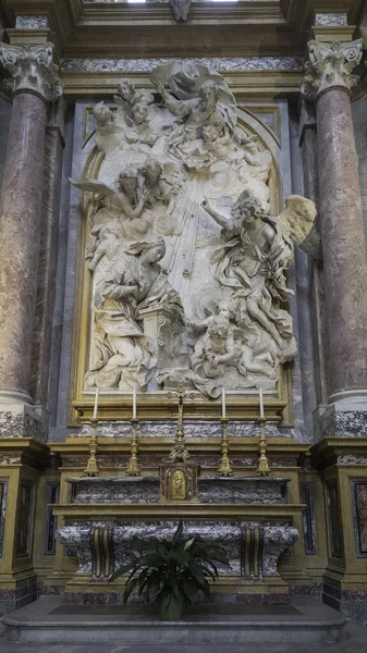 TURIN, İtalya - 12 Kasım 2024: Beyaz mermer dini heykel, İtalya 'nın Torino şehrinde büyük bir dönüm noktası olan Bazilika di Superga' nın sunağını süslüyor.