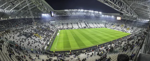 TURIN, İtalya - 9 Kasım 2024: Serie A maçında Allianz Stadyumu 'nun panoramik görüntüsü, canlı yeşil alan ve coşkulu kalabalığın yer aldığı Juventus ve Torino arasında oynanan maç