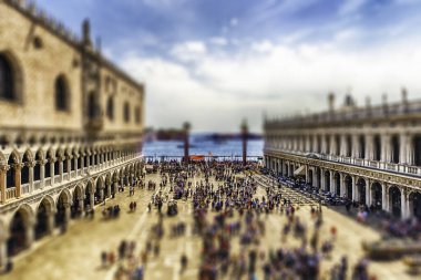 Turistler ikonik Piazza San Marco (San Marco Meydanı), Venedik, İtalya hava görünümünü. Uygulanan tilt-shift efekti