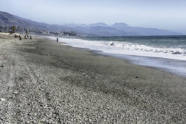 Calabria, İtalya 'da Thyrrenian sahilinde manzaralı kumlu bir sahil manzarası