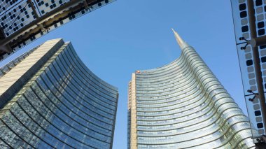 MILAN - 4 Mart 2025: Unicredit Kulesi panoramik görünümü, Piazza Gae Aulenti, Milan, İtalya 'daki bir grup konut ve iş binasının ikonik gökdeleni