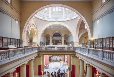 CAIRO, EGYPT - 30 Haziran 2025: Mısır 'ın Kahire kentindeki Tahrir Meydanı' ndaki ünlü Mısır Müzesi 'nin iç manzarası. Müze 1902 'de kuruldu.