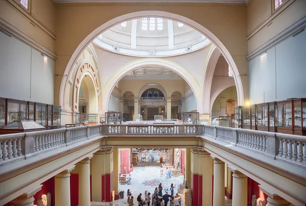 CAIRO, EGYPT - 30 Haziran 2025: Mısır 'ın Kahire kentindeki Tahrir Meydanı' ndaki ünlü Mısır Müzesi 'nin iç manzarası. Müze 1902 'de kuruldu.