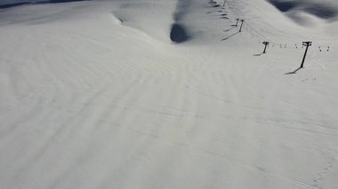 İtalya 'nın başkenti Orta Apennines' te Campocatino 'da karla kaplı dağlarla kaplı kış manzarası