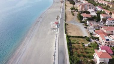 Calabria, İtalya 'da Thyrrenian sahilinde manzaralı kumlu bir sahil manzarası