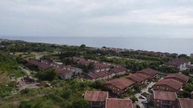 Calabria, İtalya 'da Thyrrenian sahilinde manzaralı kumlu bir sahil manzarası