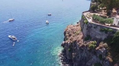 İtalya 'nın güneyindeki Sicilya' nın kuzey kıyısı açıklarındaki Tyrhenian Denizi 'ndeki Aeolian Adalarının en büyüğü olan Lipari' nin manzaralı rıhtımı.