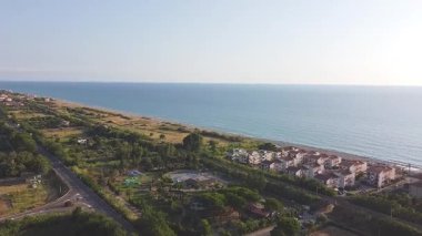 Calabria, İtalya 'da Thyrrenian sahilinde manzaralı kumlu bir sahil manzarası