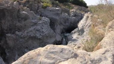 Etna Dağı 'ndan yükselen kristalize lav boyunca Alcantara nehri tarafından aşınmış geçitlerin ve vadilerin etkileyici doğal sistemi. Taormina, Sicilya, İtalya yakınlarında yer almaktadır.