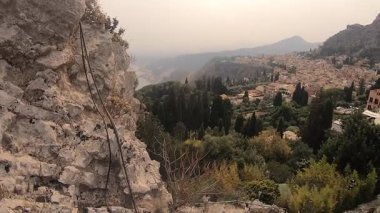 İtalya 'nın Sicilya kentindeki en çok ziyaret edilen turistik yerlerden biri olan Taormina' nın güzel kıyı şeridinin hava manzarası.