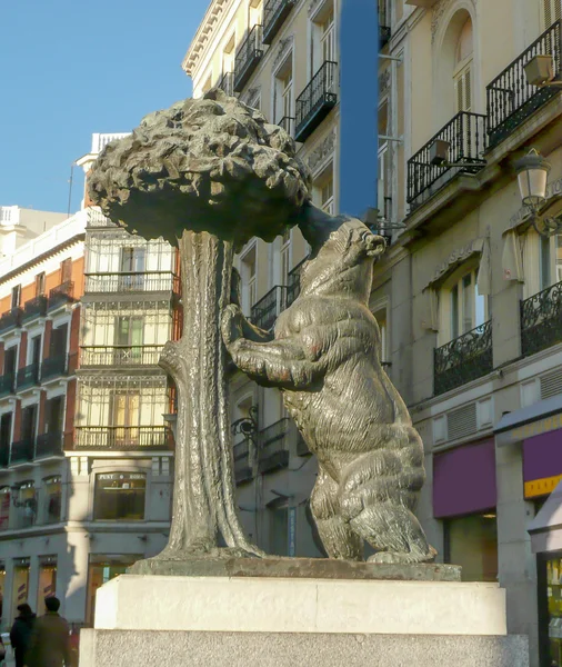 Статуя ведмедя і полуниці дерев в площі Пуерта-дель-Соль, — стокове фото