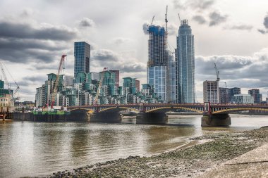 İngiltere, Londra 'daki Vauxhall Köprüsü' ne bakın. Güney kıyısındaki Vauxhall ile kuzey kıyısındaki Pimlico arasında Thames Nehri 'ni geçer.
