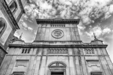 Güney İtalya 'nın Amalfi kıyısındaki Positano' nun simgesel simgesi Santa Maria Assunta Kilisesi 'nin cephesi.