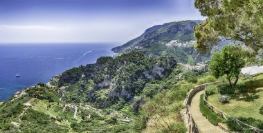 Ravello 'nun nefes kesici bakış açısı: İtalya' daki ruhani Amalfi Sahili, kayalıkların bir Akdeniz kartpostalında masmavi sularla buluştuğu yer.