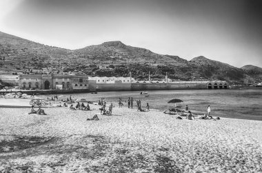 FAVIGNANA, ITALY - 30 Ağustos 2014 'te Aegadian Adaları, Sicilya, İtalya' daki Favignana Adası 'nda bir plaj