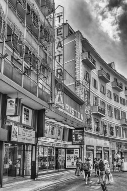 SANREMO, İtalya - 18 Ağustos 2019 'da Sanremo, İtalya' daki ikonik Ariston Tiyatrosu 'nun cephesi. Tiyatro, çok popüler İtalyan şarkı yarışması Sanremo Müzik Festivali 'ne ev sahipliği yapıyor.