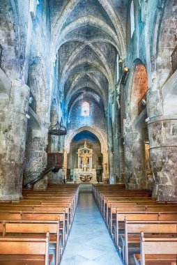 GRASSE, FRANCE - 17 Ağustos 2019 'da görüldüğü üzere Grasse, Cote d' Azur, Fransa 'daki Notre Dame Katedrali' nin İçi. Şehir dünyanın parfüm başkenti olarak kabul edilir.