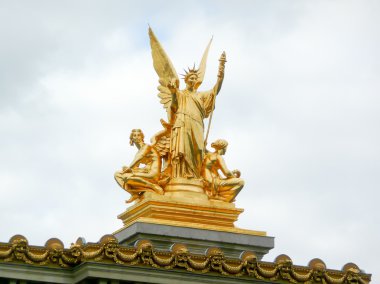 Paris Opera binasının tepesinde heykel