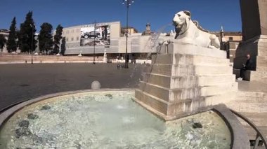 İkonik Piazza del Popolo 'daki heykel, İtalya' nın Roma kentinin ana meydanı ve simgelerinden biri.
