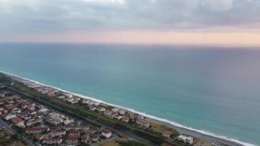 Calabria, İtalya 'da Thyrrenian sahilinde manzaralı kumlu bir sahil manzarası