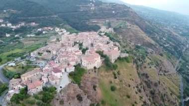 İtalya 'nın Calabria kentindeki tiral bir sahil şeridinde manzaralı kıvrımlı ve dönen bir yol manzarası.