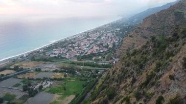 Calabria, İtalya 'da Thyrrenian sahilinde manzaralı kumlu bir sahil manzarası