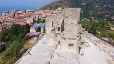 Fiumefreddo Bruzio 'daki şatonun harabeleri ile hava manzarası, İtalya' nın Cosenza ilinde küçük resimli bir köy.