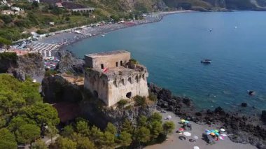 Isola di Dino ve Torre di Fiuzzi, Praia A Mare, Calabria, İtalya yakınlarındaki sahil manzarası